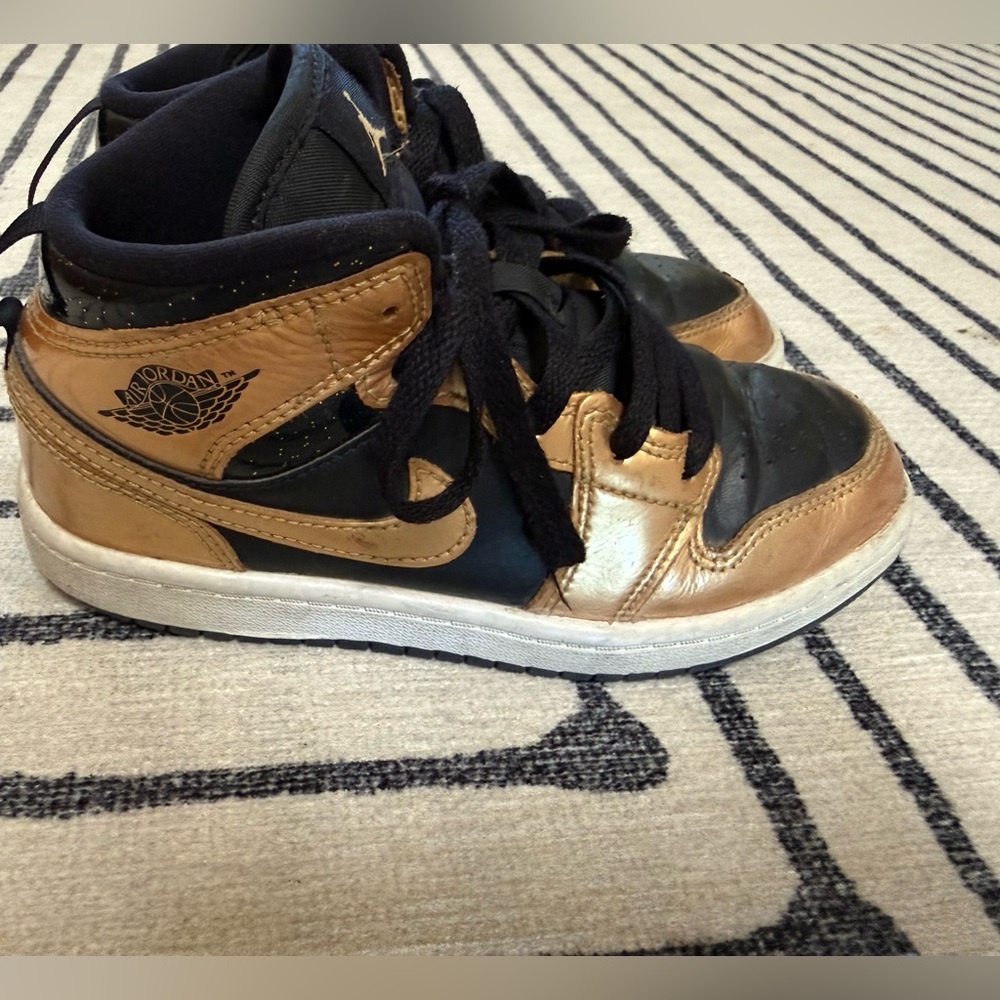 Nike Air Jordan 1 mid kids Black and Gold Sneakers